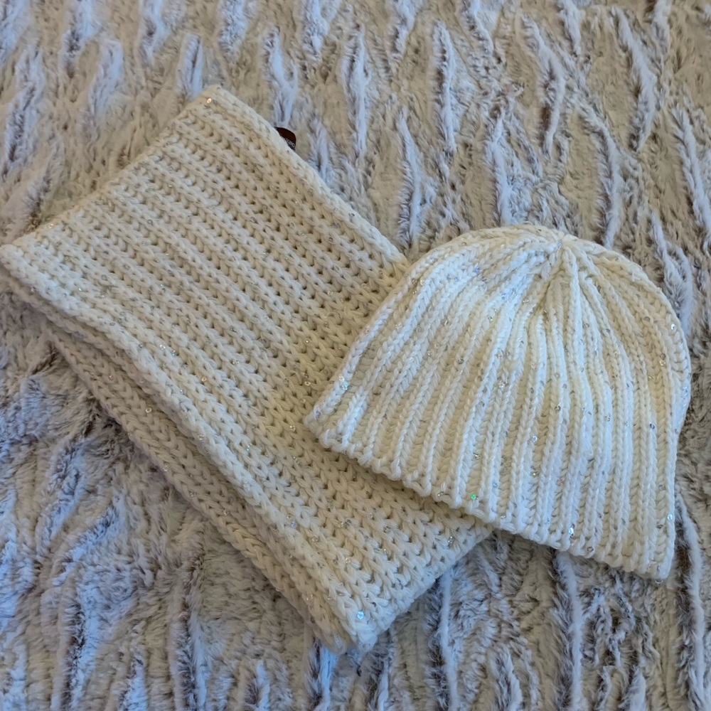 ❄️Adrienne Vittadini Holographic Sequin Scarf/Hat